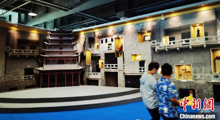 該展覽還借助科技手段，復原“藏經(jīng)洞”場景，將莫高窟“搬進”展廳。　丁思 攝