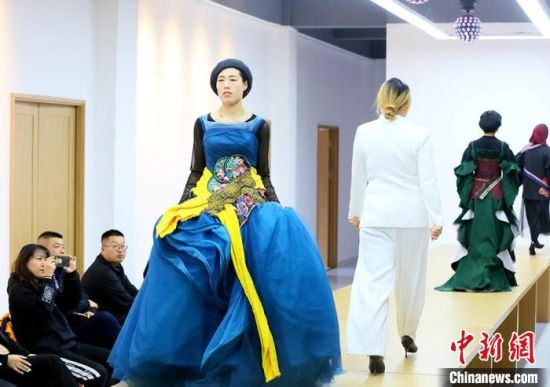 東鄉(xiāng)繡娘在T臺(tái)走秀?！「哒?攝