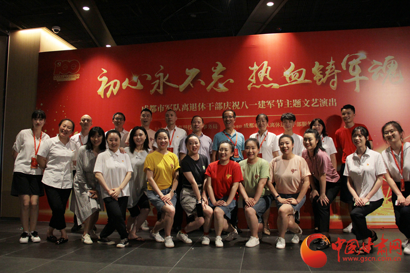 【蘭大新聞學(xué)子重走西北角】不變的軍旅情，不滅的舞臺夢——記原成都軍區(qū)政治部戰(zhàn)旗文工團(tuán)國家一級演員楊思遠(yuǎn)