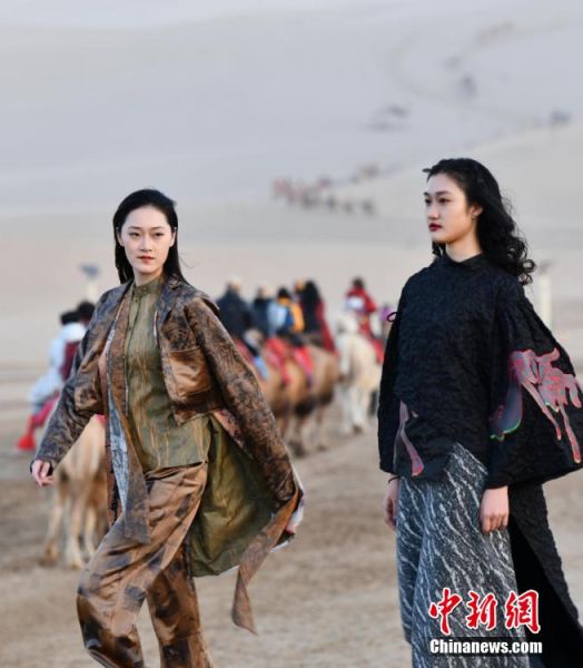 圖為敦煌服裝秀展示。 殷春永 攝