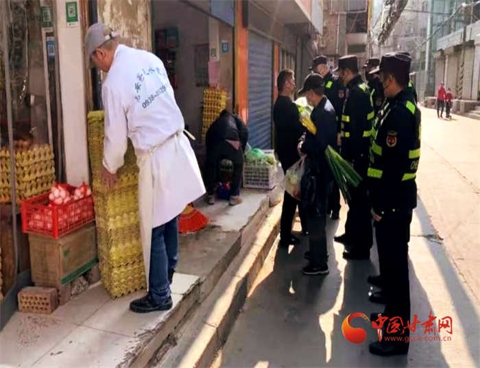 【甘快看·疫情防控甘肅在行動】蘭州市城管委嚴(yán)查占道經(jīng)營擺攤設(shè)點行為