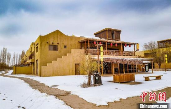 雪落敦煌月牙泉小鎮(zhèn)?！⊥醣筱y 攝