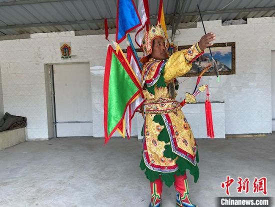 圖為完代才讓在外木村戲臺(tái)出演?！∷巫雨?攝