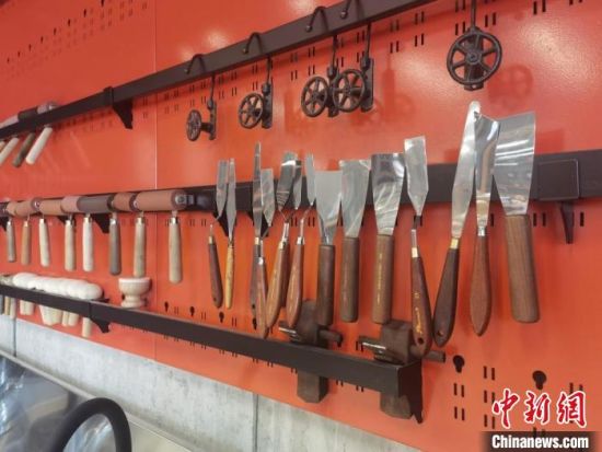 圖為徐晉林制作雕版敦煌壁畫所用工具。　閆姣 攝