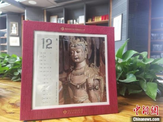 圖為徐晉林制作的敦煌題材的手工書《走進(jìn)沙漠敦煌——莫高窟與藏書票藝術(shù)》，深受讀者喜愛?！￠Z姣 攝