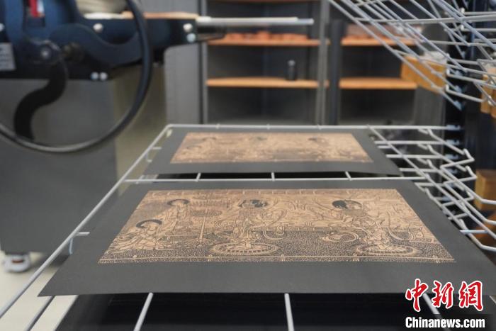 圖為徐晉林工作室制作的雕版敦煌壁畫印刷成品展示。　九美旦增 　攝