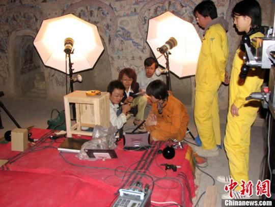 敦煌研究院與日本東京文化財(cái)研究所合作進(jìn)行第285窟多光譜無損調(diào)查工作現(xiàn)場(chǎng)。中新社發(fā) 婁婕 供圖