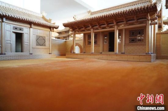 圖為微縮建筑蘭州四合院內(nèi)部結(jié)構(gòu)?！【琶赖┰?　攝