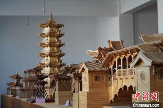 圖為古建筑模型制作技藝傳習(xí)所展廳內(nèi)的微縮古建筑作品。　九美旦增 　攝