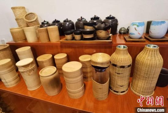 圖為展陳的一件件精致可愛的竹編農(nóng)具工藝品?！●T志軍 攝