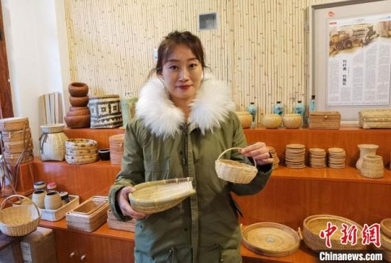 40多種精小玲瓏、純手工制作的新型盛食容器、居家工藝品等，每一件都令人愛不釋手。　馮志軍 攝