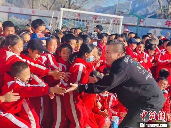 1月初，第五屆“街舞進(jìn)藏鄉(xiāng)”公益助學(xué)活動在甘肅甘南結(jié)束，旨在讓藏族學(xué)子感受到街舞魅力?！￡惿菩?攝