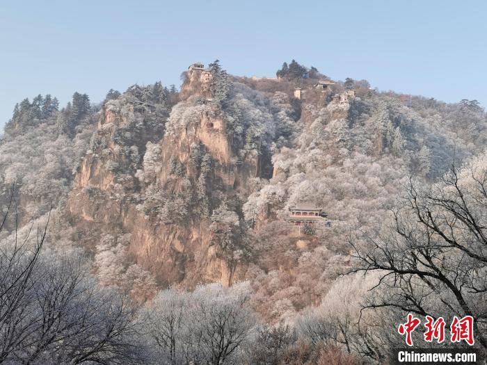 圖為崆峒山霧凇景色?！⌒煺袢A 攝