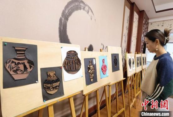 圖為學(xué)生用衍紙材料制作的彩陶紋飾?！⒂裉?攝