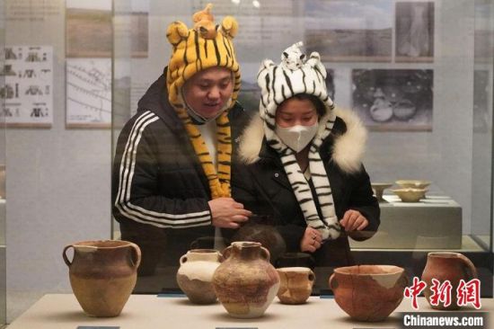 圖為市民戴虎頭帽在博物館內(nèi)參觀。九美旦增 攝