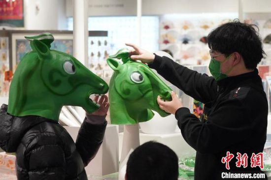 圖為“神馬來了”銅奔馬頭套?！【琶赖┰?攝