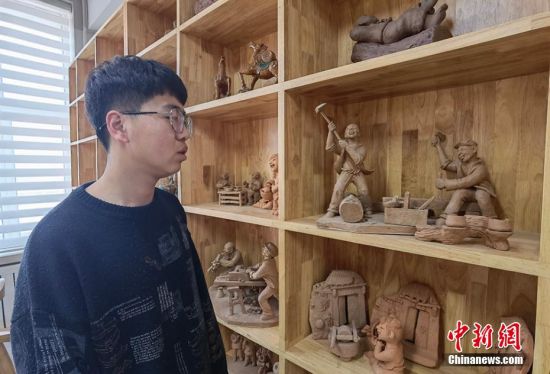 圖為學(xué)生介紹作品。 劉玉桃 攝