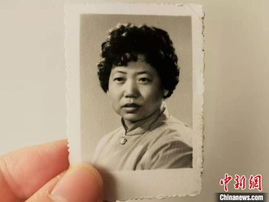 圖為20世紀80年代，蘭州照相館拍攝的人物肖像照，如今仍然有很多人選擇拍攝這樣的照片留作紀念?！⊥跄劣?攝