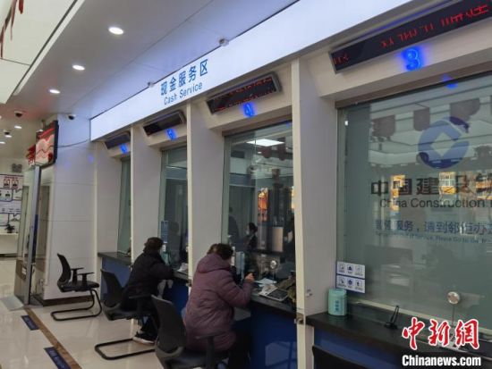 圖為蘭州市民在銀行兌換新鈔。　徐雪 攝