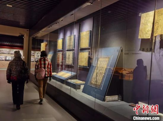 圖為蘭州市民參觀博物館展品?！⌒煅?攝