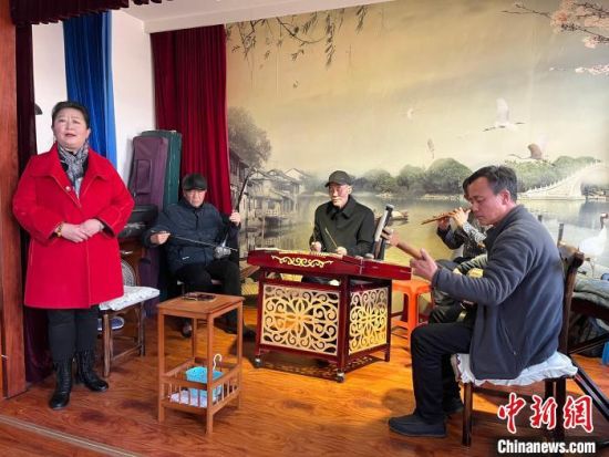 圖為蘭州鼓子表演者王常玉登臺(tái)演唱，她是這項(xiàng)入列國(guó)家級(jí)非物質(zhì)文化遺產(chǎn)的曲藝表演者中，為數(shù)不多的女演員?！堨下?攝