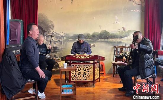 圖為蘭州鼓子愛好者在傳習(xí)所內(nèi)互相搭檔上臺(tái)演出?！堨下?攝