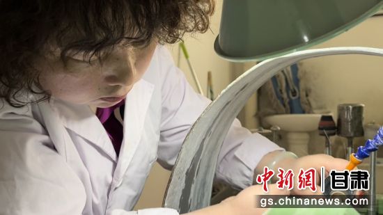 夜光杯制作學(xué)徒謝小琴坦言，雖工作枯燥，但是能夠掌握國(guó)家級(jí)非遺技藝是很自豪的。王牧雨 攝