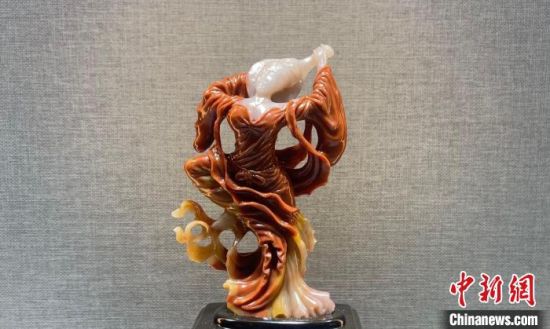 圖為翩然起舞的飛天玉雕?！「攥?攝