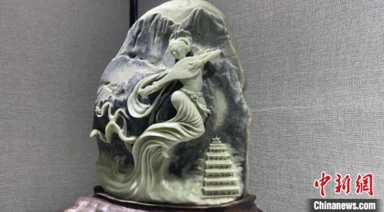 圖為李學(xué)平的玉雕作品?！「攥?攝