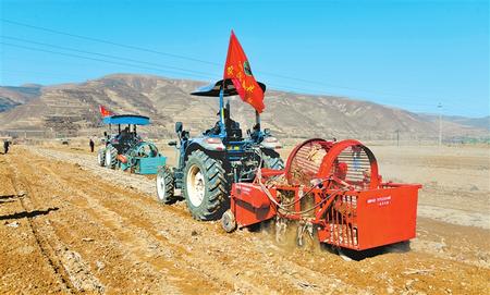 定西市隴西縣17個鄉(xiāng)鎮(zhèn)的農機合作社、農機手參加了農機技能比賽和培訓