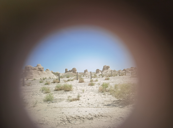 插圖2：透過(guò)河西走廊遺存的古陶片孔洞所見(jiàn)。攝影：陳曉斌。拍攝日期：2020年6月。