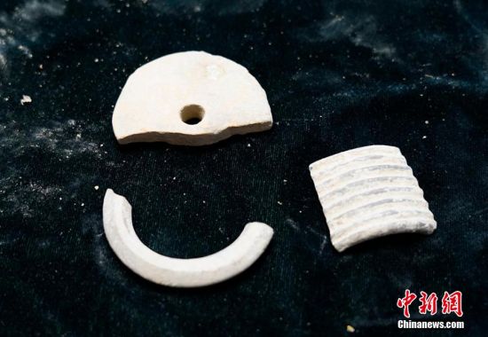 圖為靜寧縣賈河鄉(xiāng)竇坪村出土的佩飾。 夏劍鋒 攝