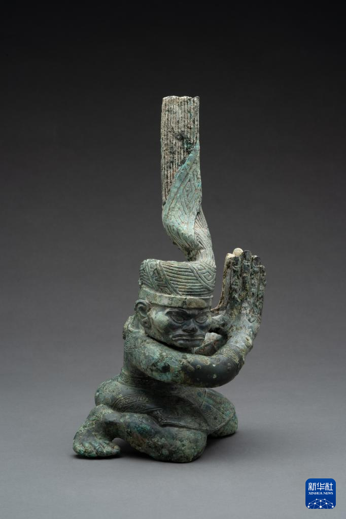 四川廣漢市三星堆商代遺址四號坑出土扭頭跪坐銅人像（資料圖）。