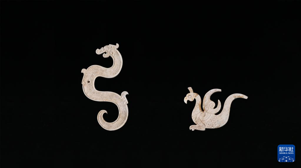 江西樟樹市國字山戰(zhàn)國墓葬出土玉龍、玉鳳（資料圖）。