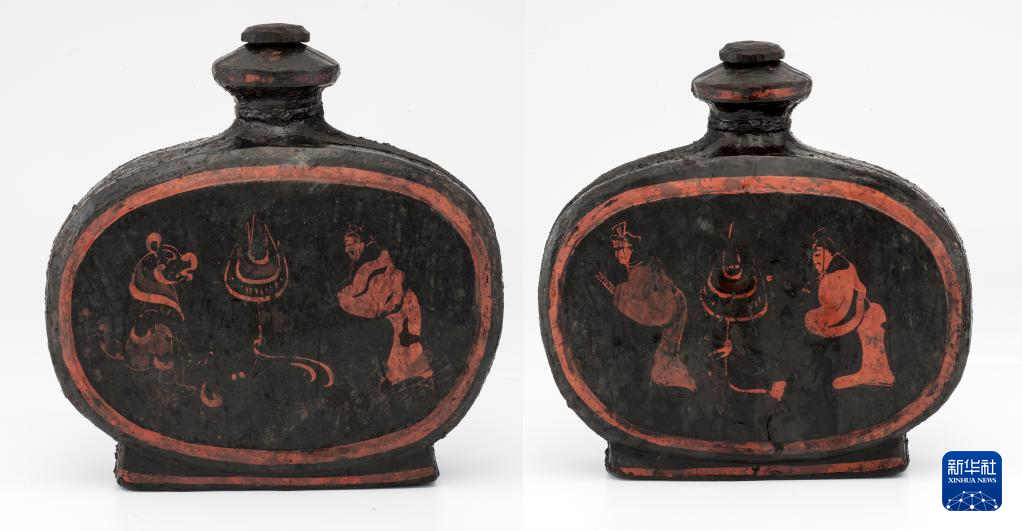 湖北云夢縣鄭家湖戰(zhàn)國秦漢墓地出土扁壺（資料圖）。