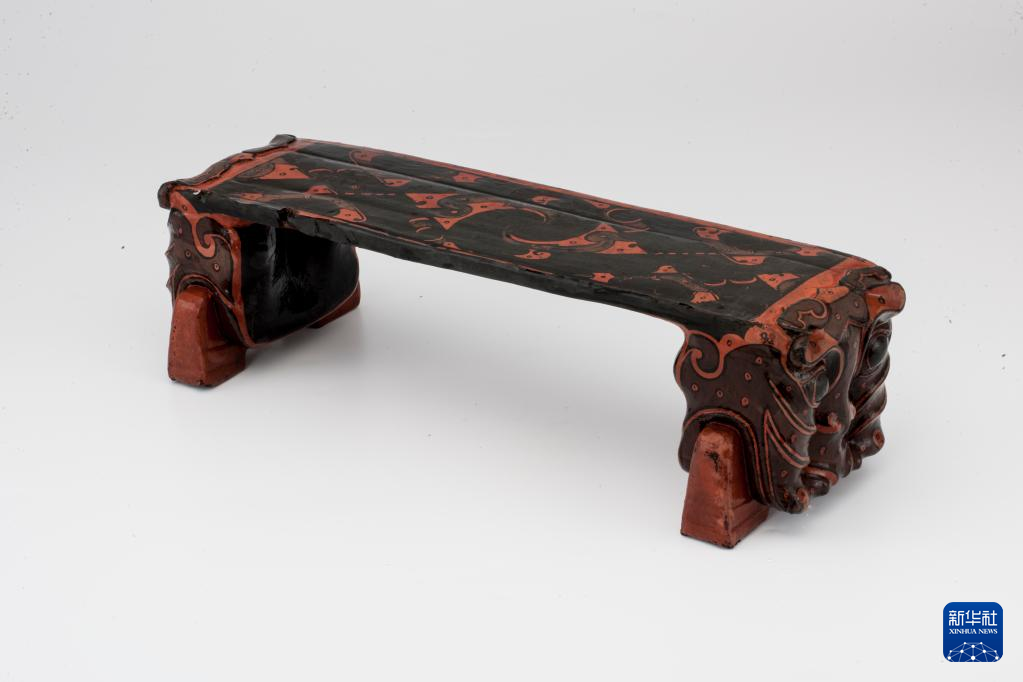 湖北云夢縣鄭家湖戰(zhàn)國秦漢墓地出土漆木虎頭枕（資料圖）。