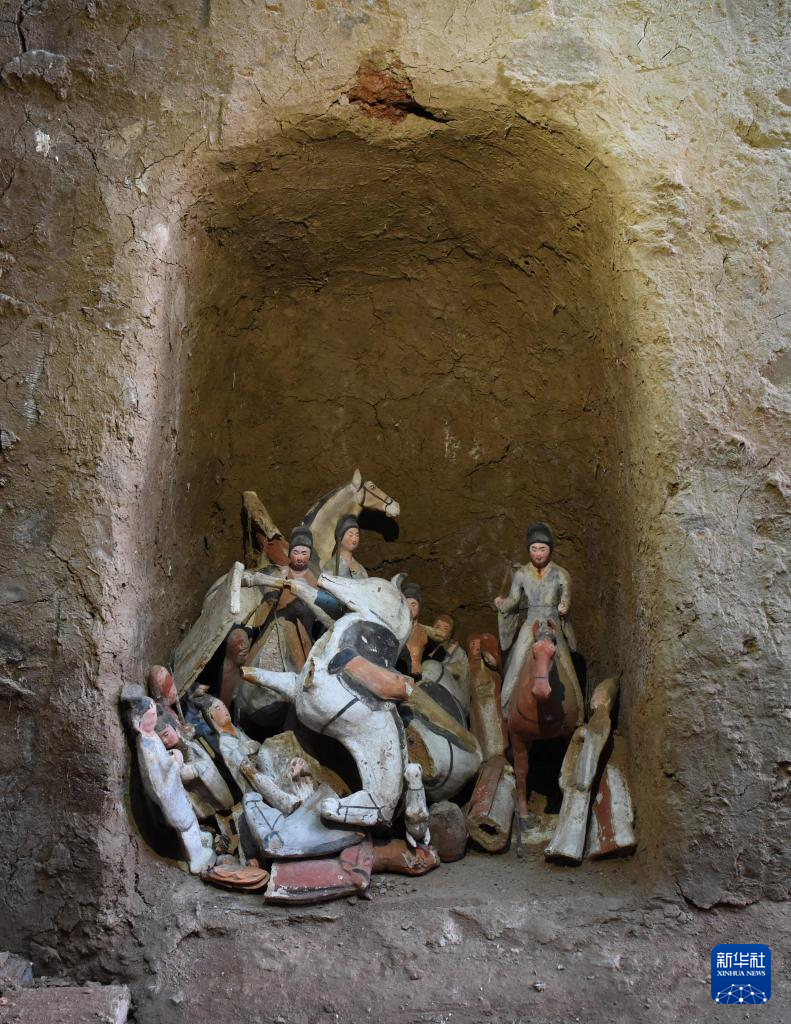 甘肅武威市唐代吐谷渾王族墓葬群慕容智墓墓道壁龕出土儀仗俑群（資料圖）。