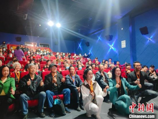 《浴血誓言》主創(chuàng)團(tuán)隊(duì)與到場(chǎng)的紅軍后代合影?！￡愡x斌 攝