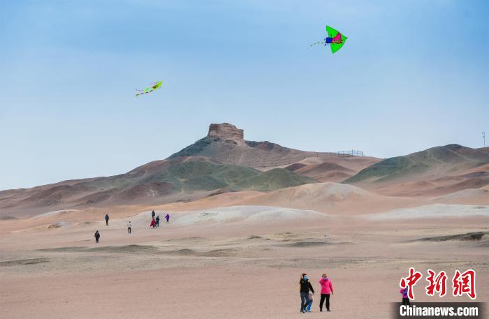 圖為市民正在陽(yáng)關(guān)景區(qū)放風(fēng)箏。　王斌銀 攝