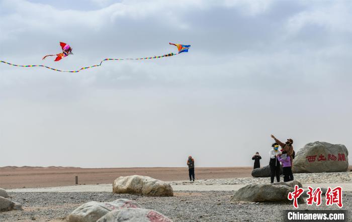 圖為市民正在陽(yáng)關(guān)景區(qū)放風(fēng)箏。　王斌銀 攝