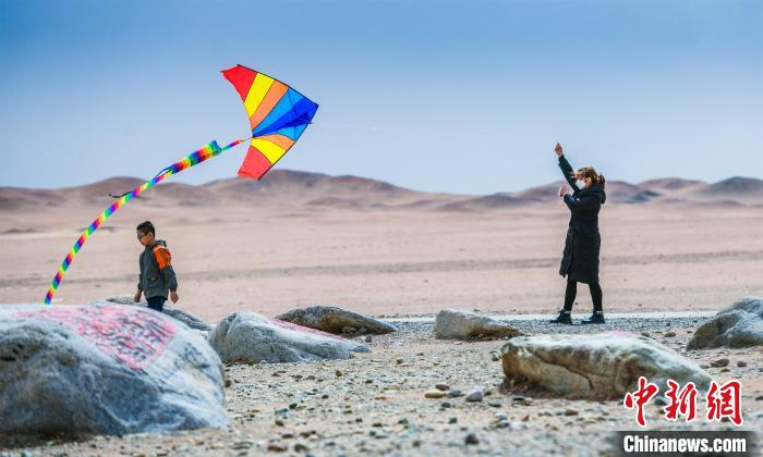 圖為市民正在陽(yáng)關(guān)景區(qū)放風(fēng)箏?！⊥醣筱y 攝