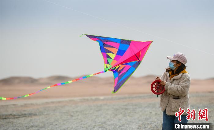 圖為市民正在陽(yáng)關(guān)景區(qū)放風(fēng)箏?！⊥醣筱y 攝