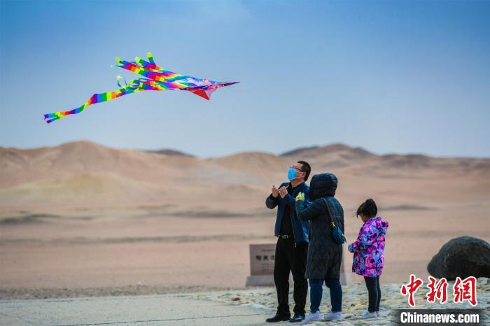 圖為市民正在陽(yáng)關(guān)景區(qū)放風(fēng)箏?！⊥醣筱y 攝