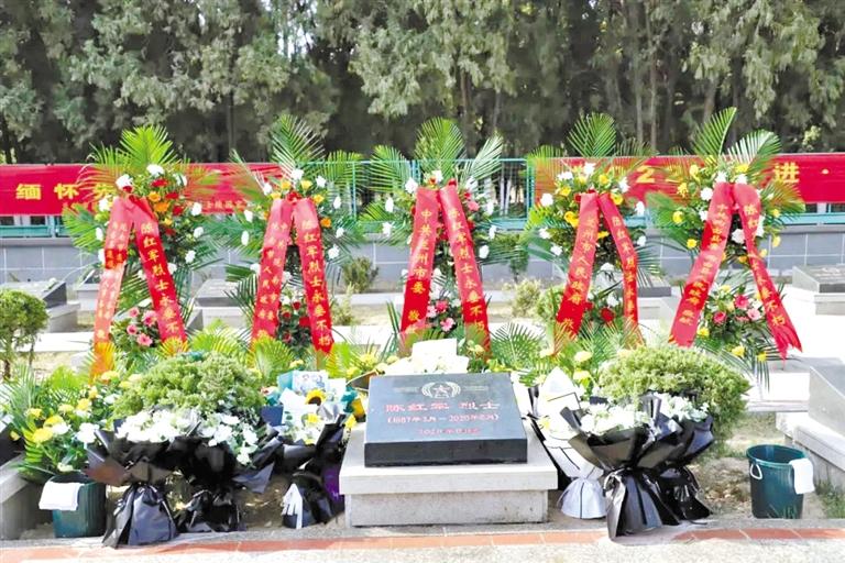 陳紅軍烈士墓前 這張“全家?！弊屓藴I目