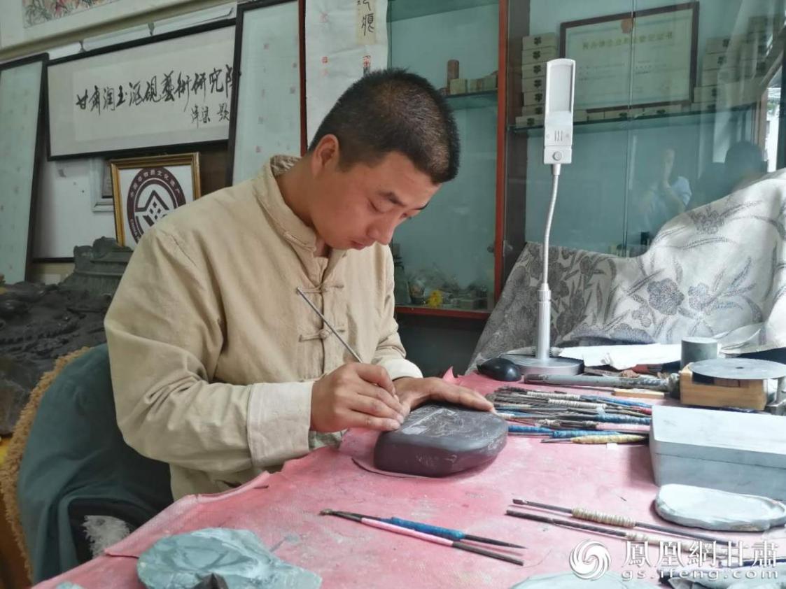 洮硯制作技藝第六代傳人、國家藝術基金資助青年藝術家、正高級洮硯雕刻藝術師李江平十年如一日專注于洮硯制作 圖源自網(wǎng)絡