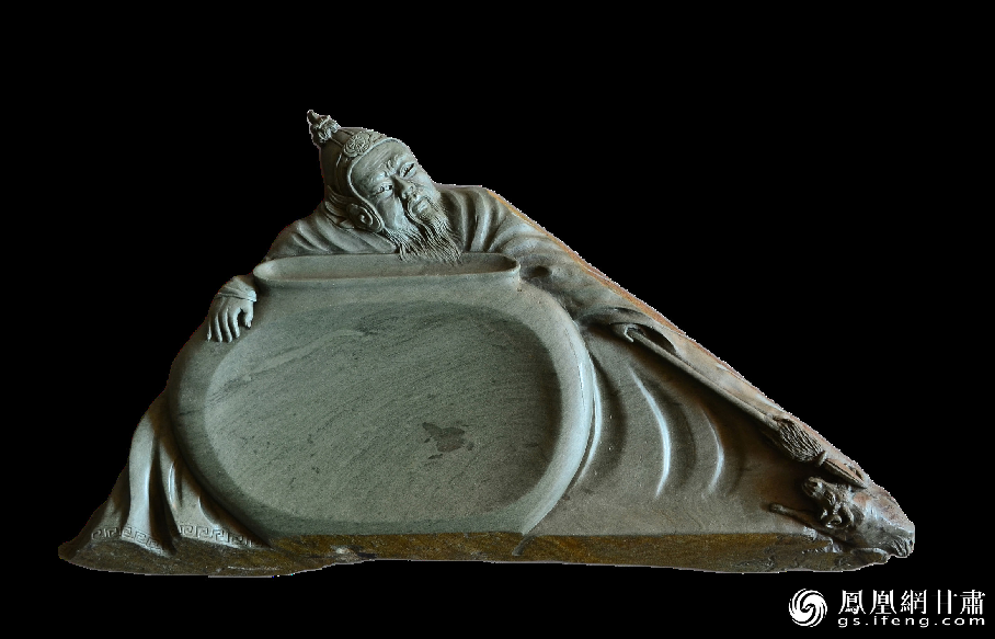 《醉臥沙場君莫笑》硯使王翰《涼州詞》中“醉臥沙場君莫笑，古來征戰(zhàn)幾人回？”的意境躍然硯臺之上。資料圖