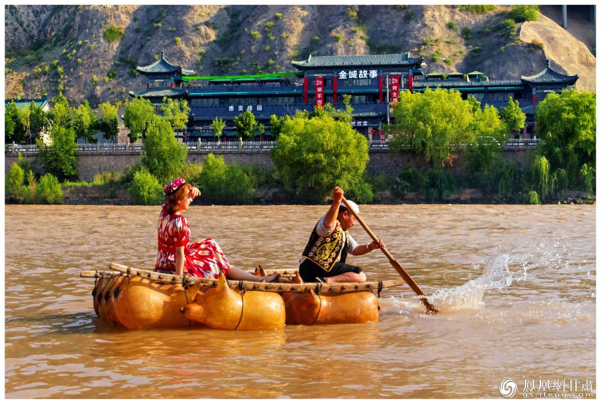 筏子客揮動(dòng)著劈波斬浪的船槳，槳聲中混搭著風(fēng)聲、水聲和男女對歌的花兒聲。蘭州市文旅局供圖