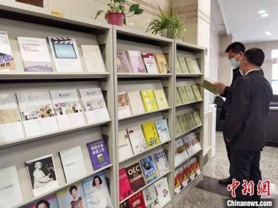 圖為國網(wǎng)甘肅電力黨校的職工書架?！⌒煅?攝