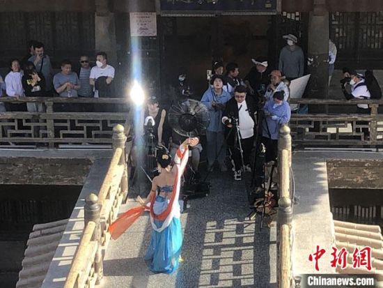 圖為5月以來，“奧大?！敝辈ガF(xiàn)場引游客圍觀?！《鼗褪形麄鞑抗﹫D