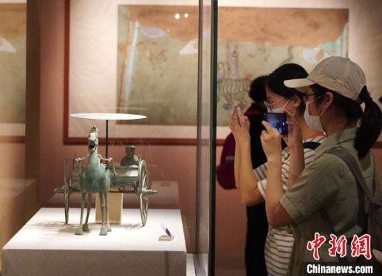 圖為參觀者參觀“大道攸歸：五涼文化展”展陳文物?！【琶赖┰?攝